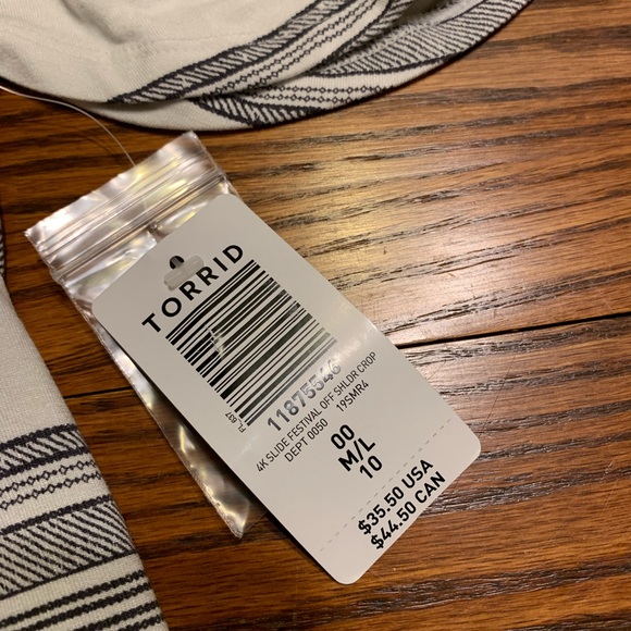 NWT Women’s Torrid off the shoulder top - Picture 2 of 4
